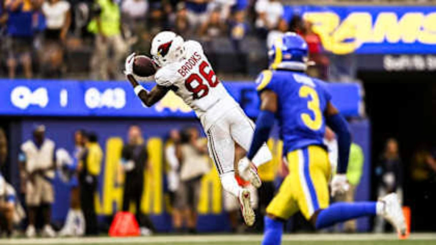 Arizona Cardinals player catches a pass against Los Angeles Rams