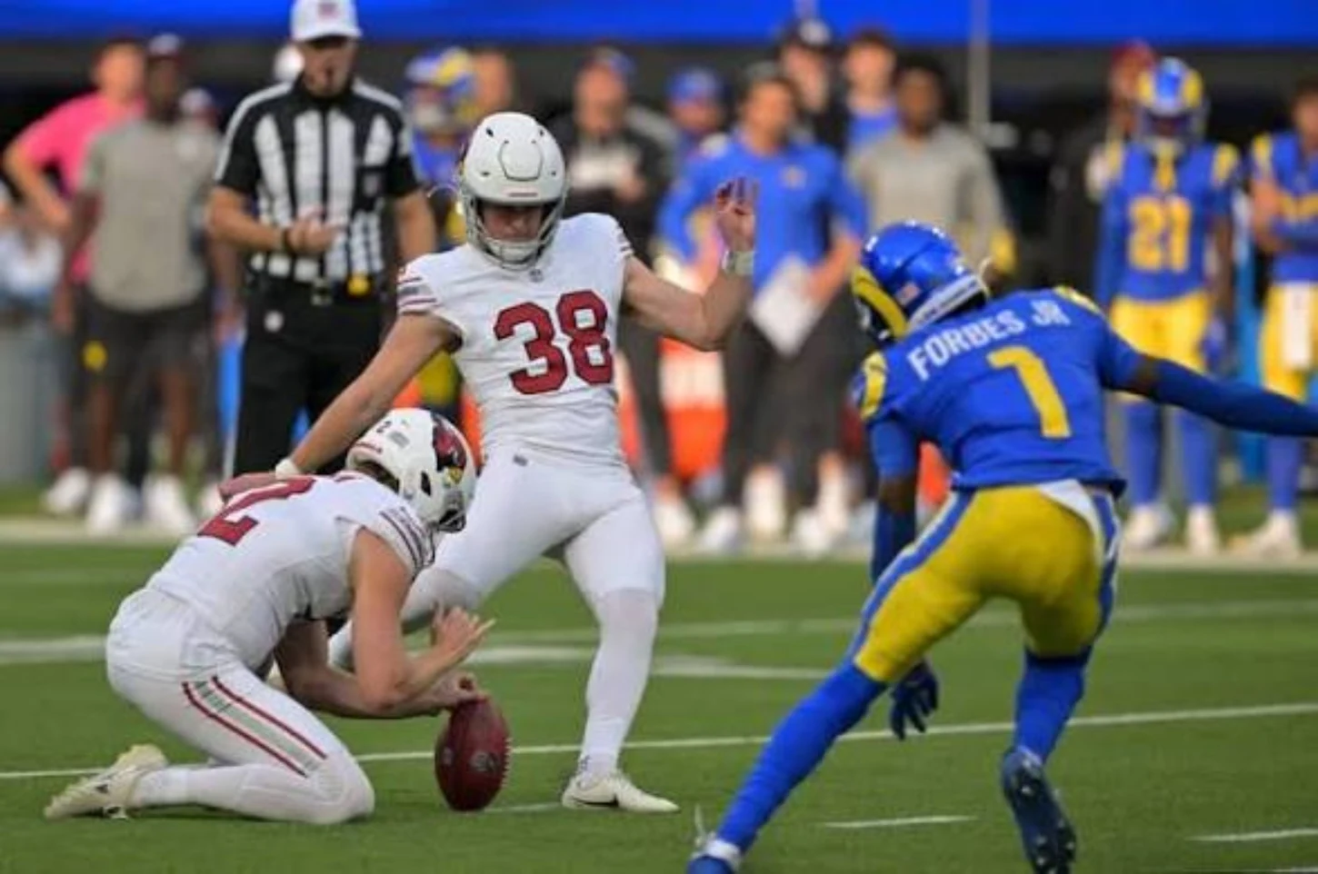 Arizona Cardinals special teams kicking the ball against the Rams