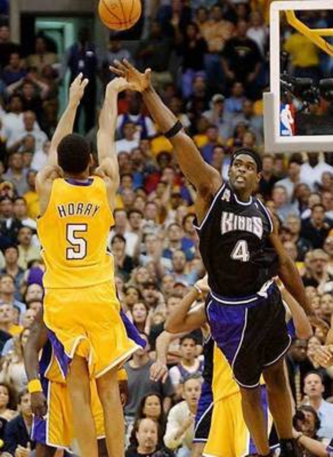 Robert Horry in a gold Lakers number 5 uniform shooting against Sacramento during the 2002 Western Conference Finals
