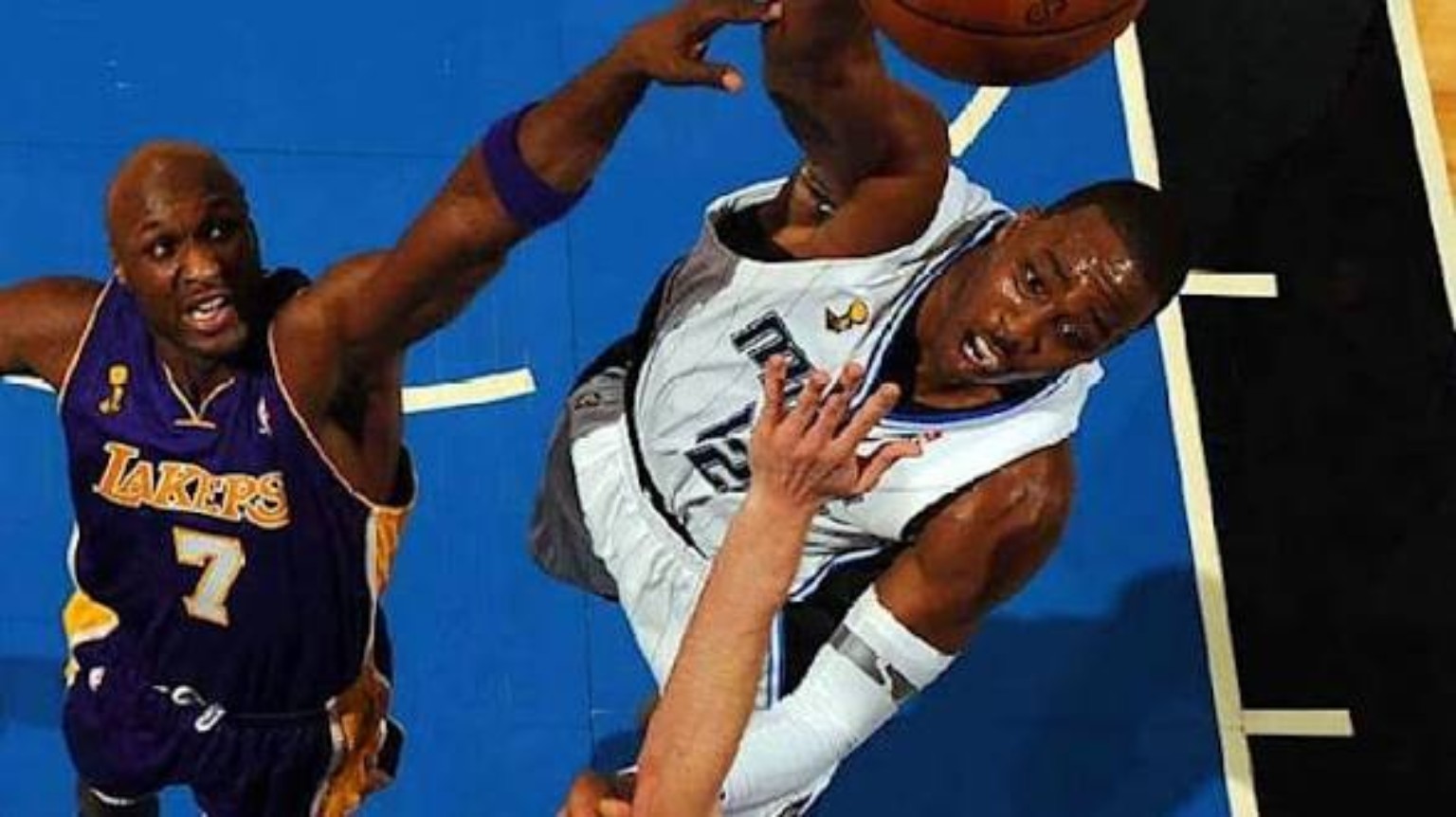 Lamar Odom defending Dwight Howard